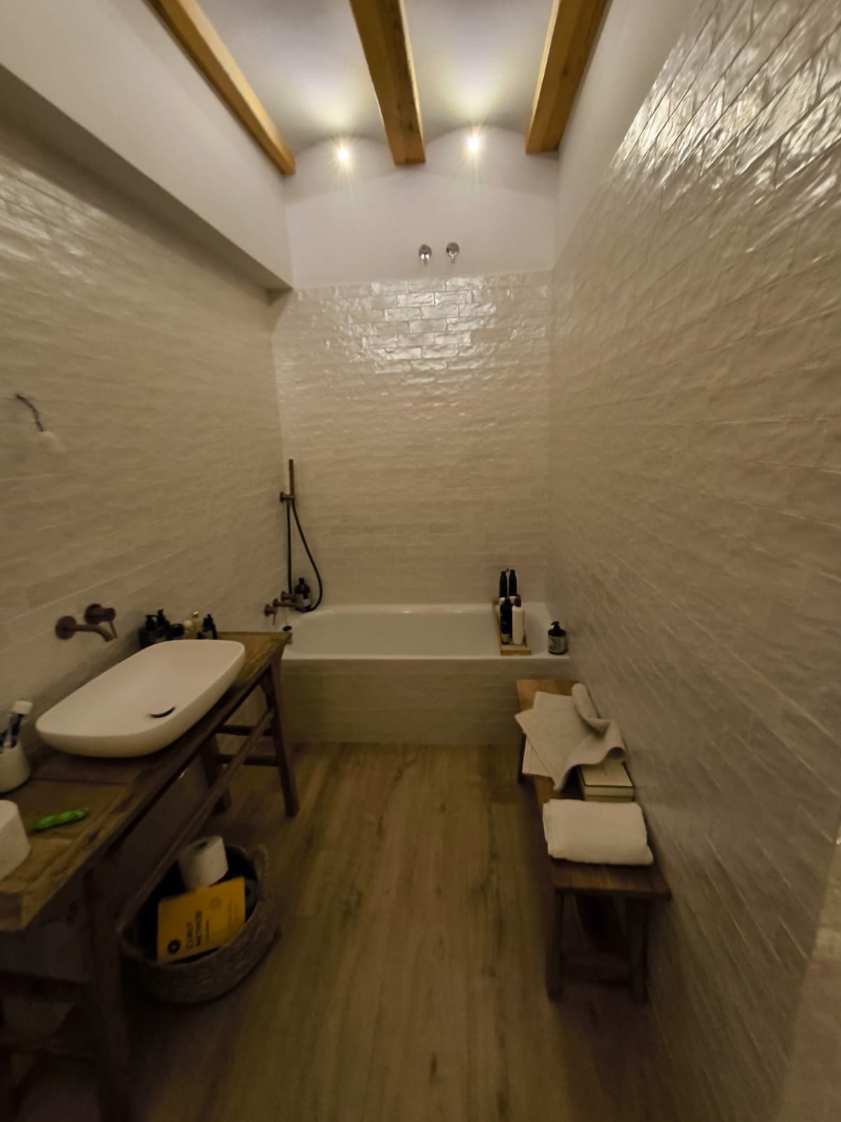 Baño cálido con bañera