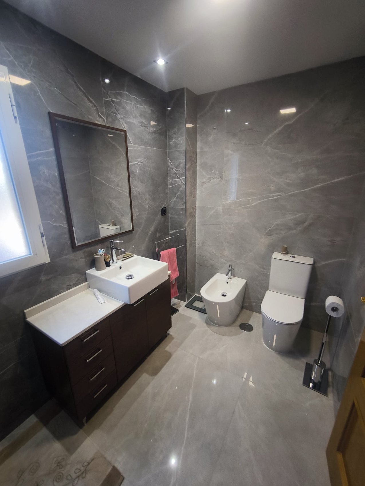 Baño gris amplio