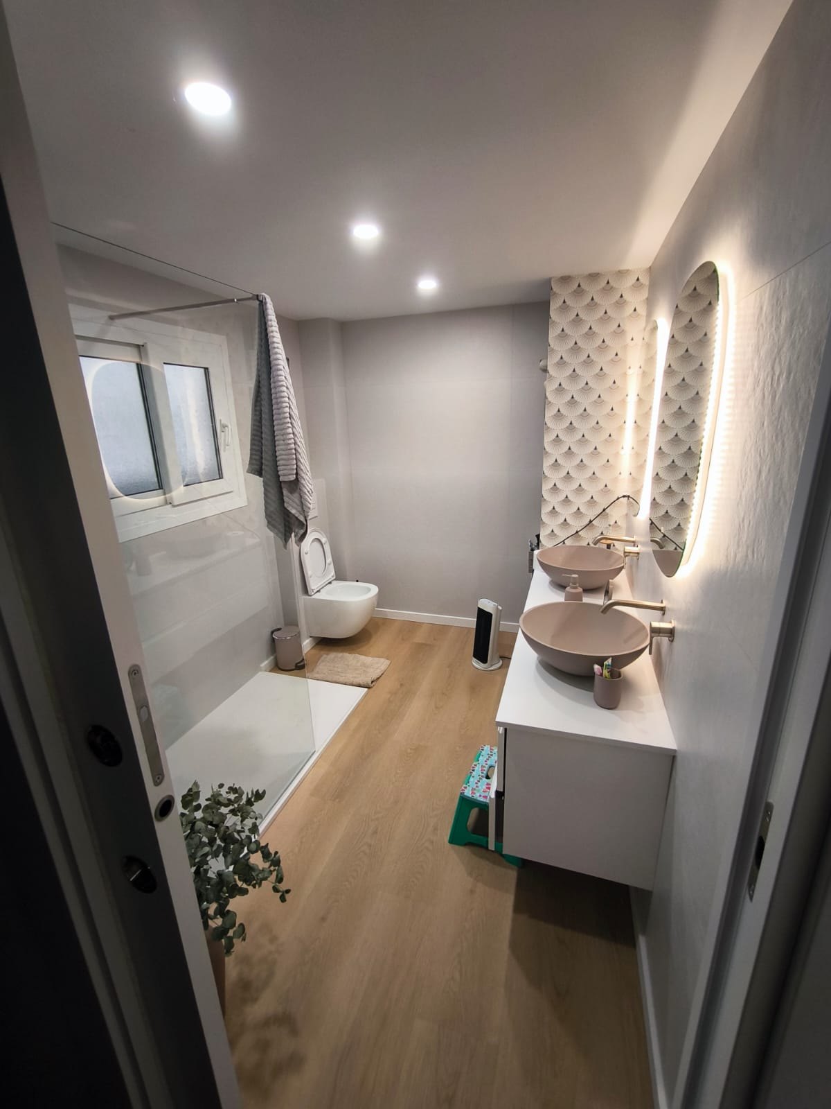 Baño reformado con acabado gris